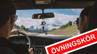 två personer som övningskör i en bil