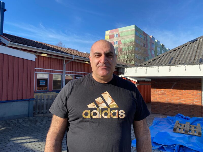 Varje torsdag hjälper Johnny Makdissi Råslättsbor att få jobb. Foto: Tilda Sävinger