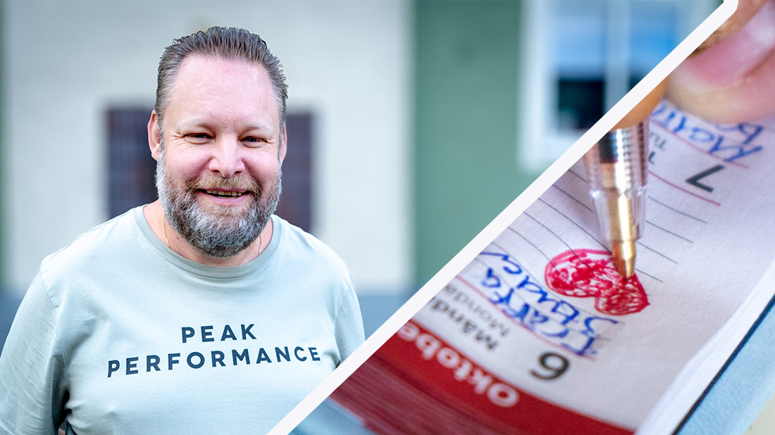 Man utanför ett hur och infällt en kalender där någon ritar ett hjärta