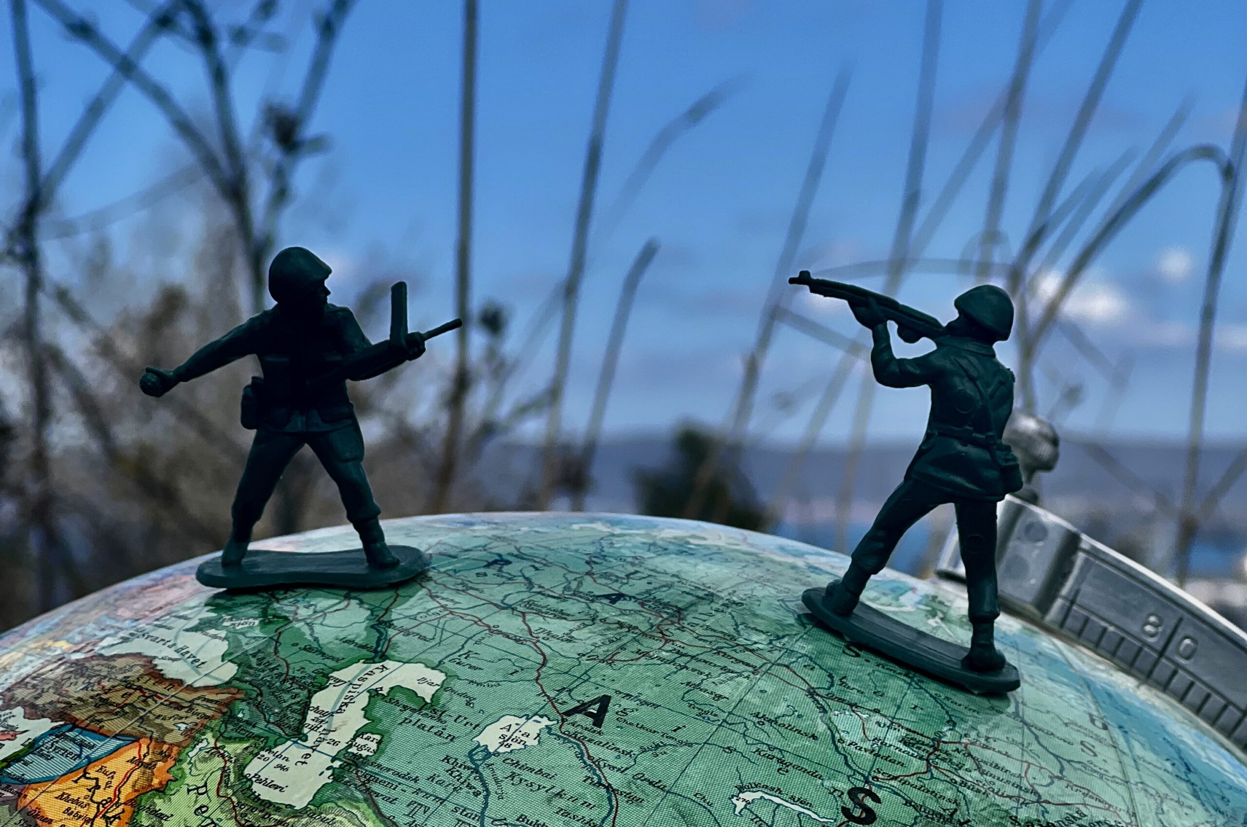 Två plastsoldater på en jordglob