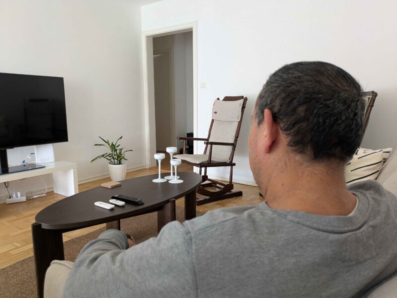 Juan sitter och kollar på TV