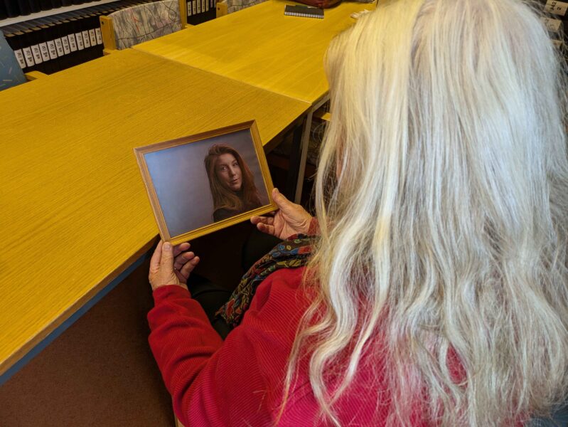 Ingrid Wall håller i ett foto på Kim Wall