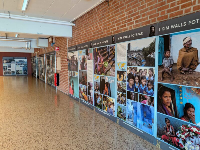 Stora affischer med utställningen I Kim Walls fotspår