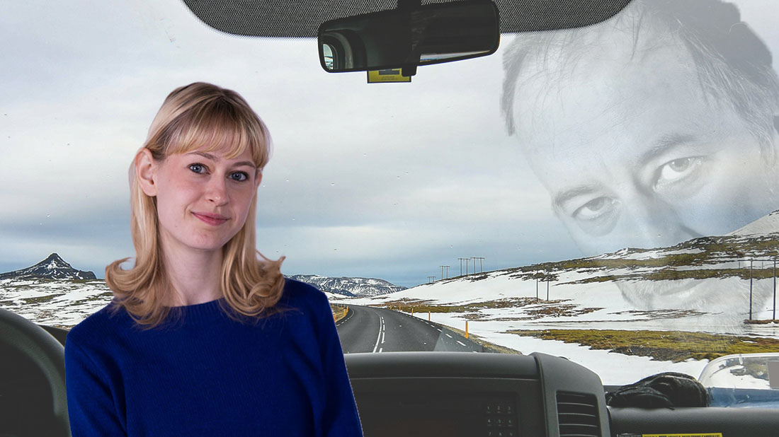 Utsikt ur ett bilfönster och en svag bild på Kjell Höglund i ena hörnet, på andra sidan Elsa Fredriksson