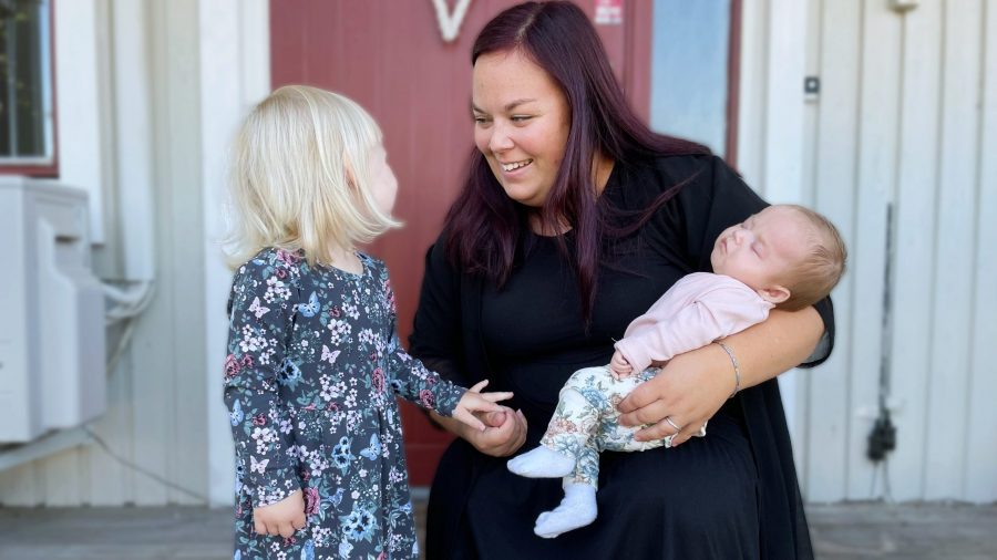 Mamma med två döttrar.