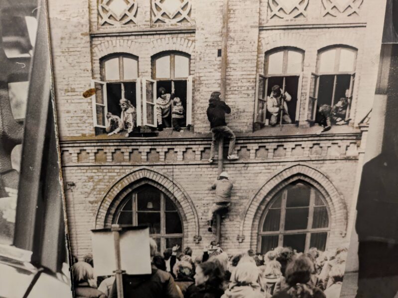 Aktivister från 80-talet i Jönköping ockuperar den gamla brandstationen i hopp om att få använda lokalen som ett kulturhus.