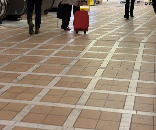 Golvet i tågstationen i Jönköping, framför Pressbyrån