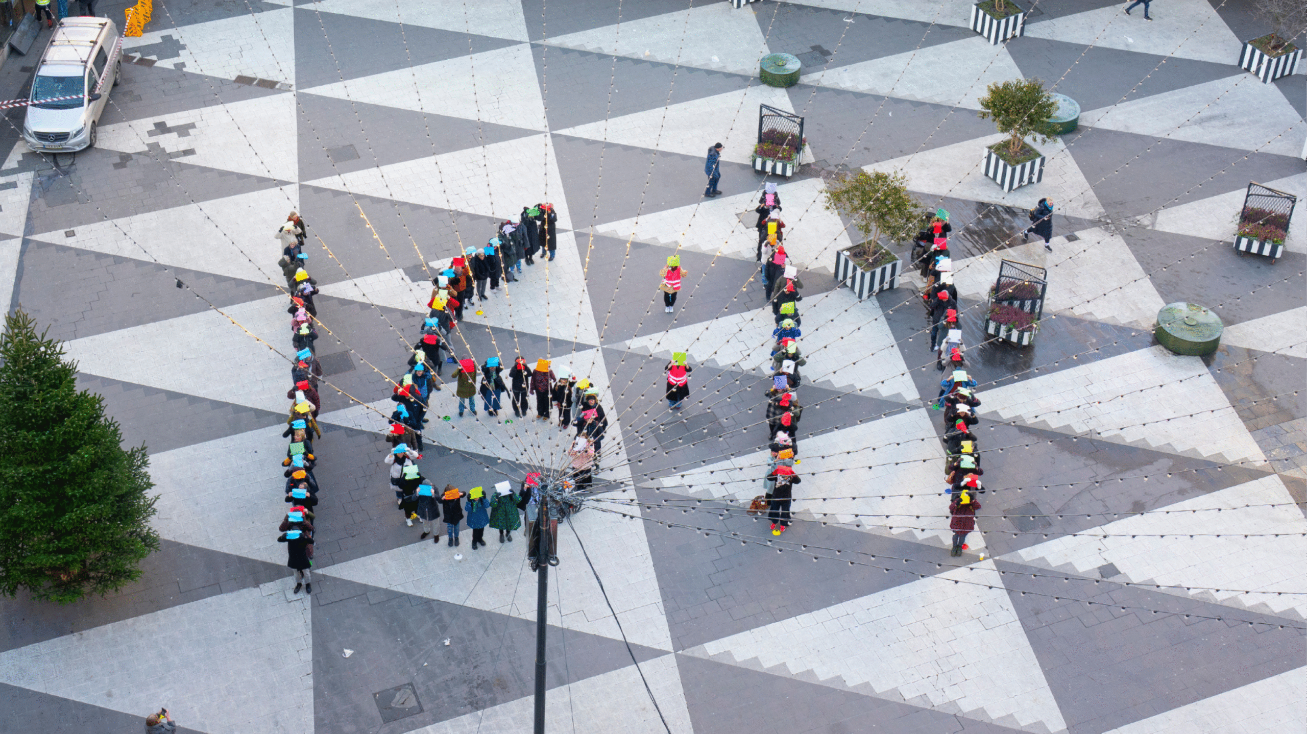 Kvinnor står på Sergels torg och visar upp klockslaget 16:11