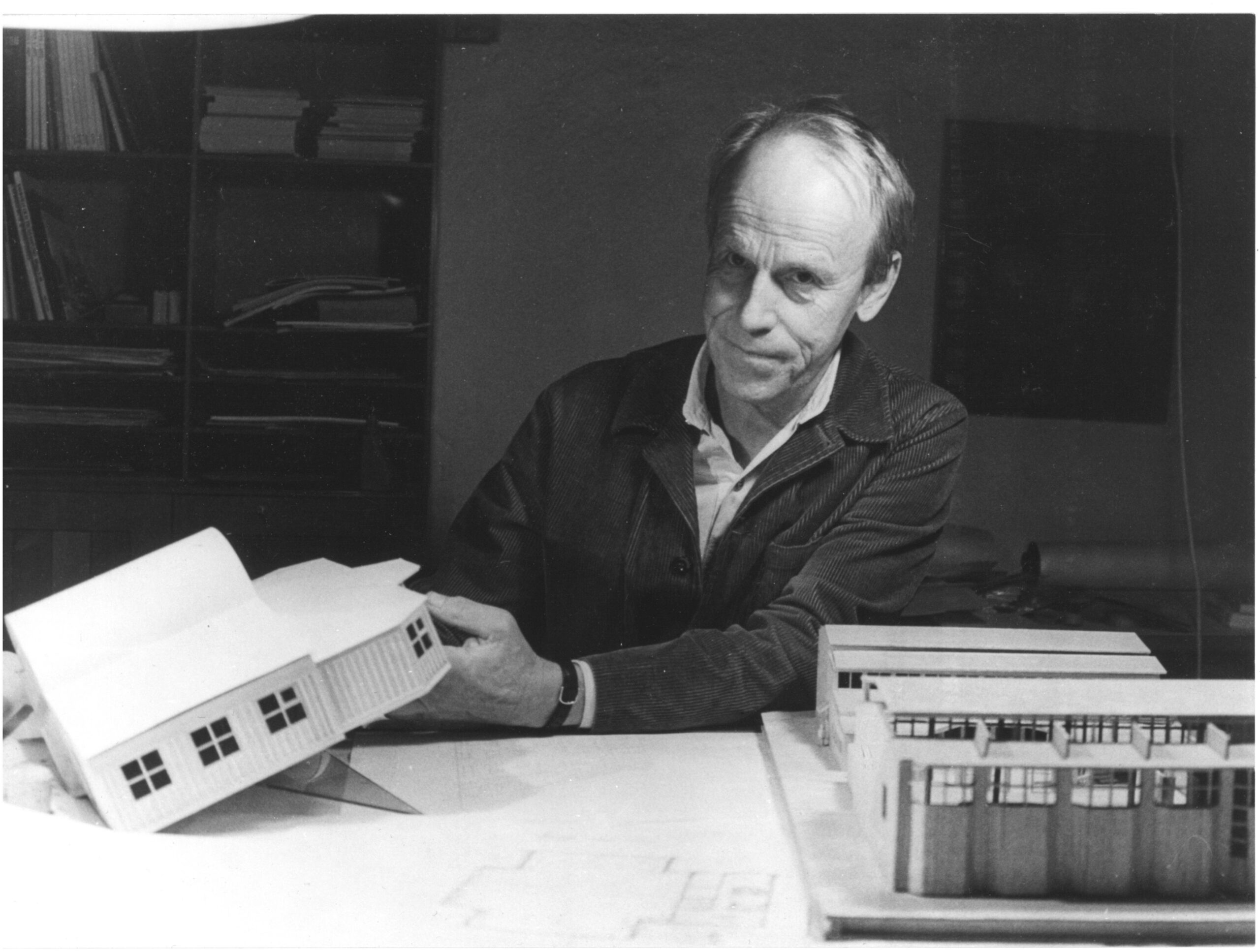 Carl Nyrén med modeller om olika byggnader han har designat