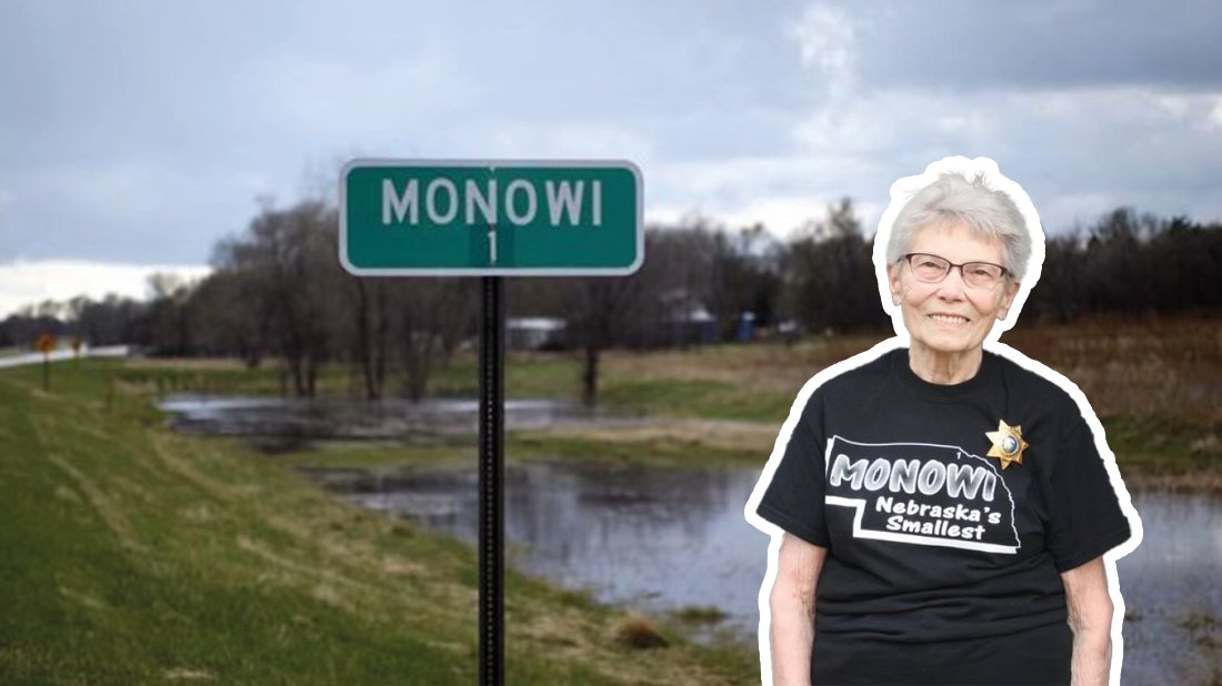 Elsie Eiler, ortens sista invånare framför vägskylt